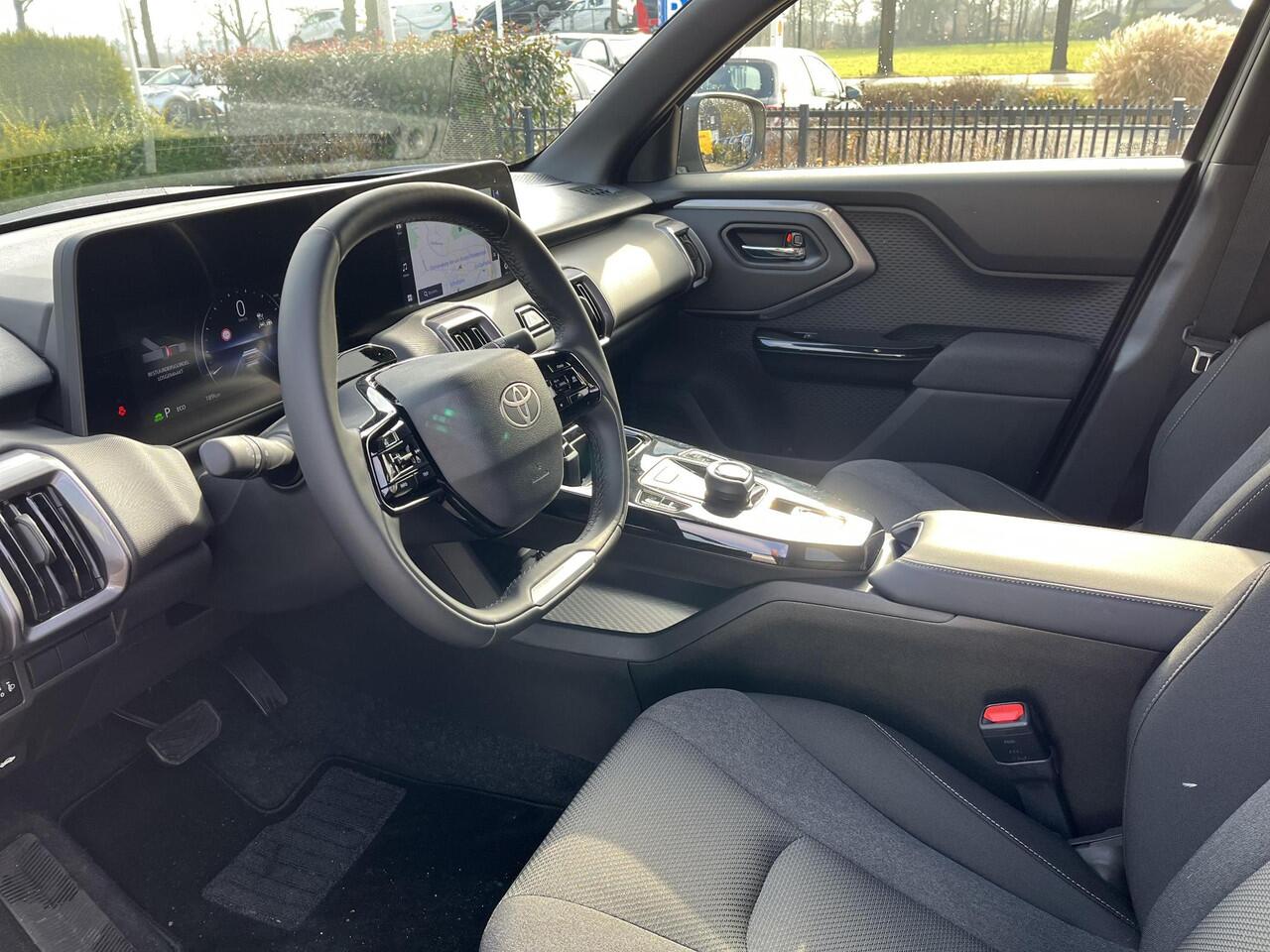 Toyota URBAN CRUISER Dynamic 61 kWh | Land Breeze Green | Demo