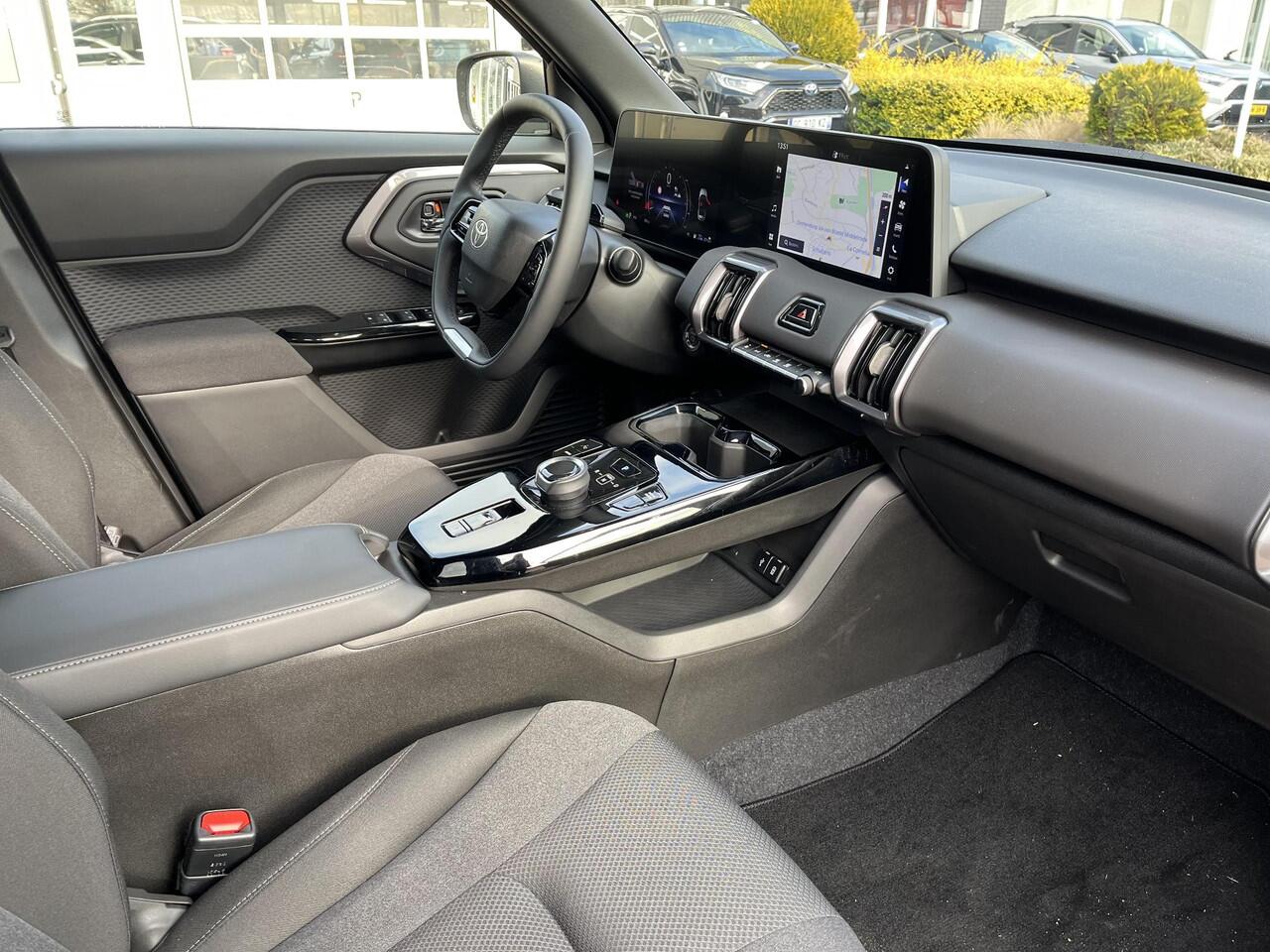 Toyota URBAN CRUISER Dynamic 61 kWh | Land Breeze Green | Demo