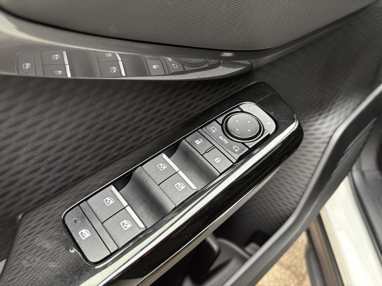 Toyota URBAN CRUISER Executive 61 kWh JBL Premium Sound | Panoramadak | 360 camera