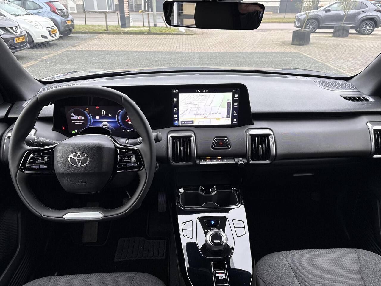 Toyota URBAN CRUISER Dynamic 61 kWh **SPLENDID SILVER/ NIEUWE AUTO/ DIRECT LVERBAAR**