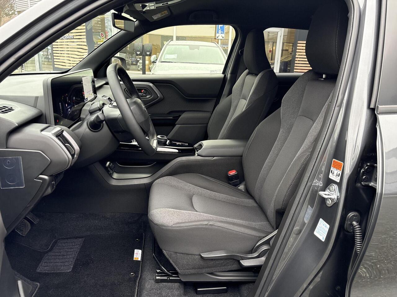 Toyota URBAN CRUISER Dynamic 61 kWh **SPLENDID SILVER/ NIEUWE AUTO/ DIRECT LVERBAAR**