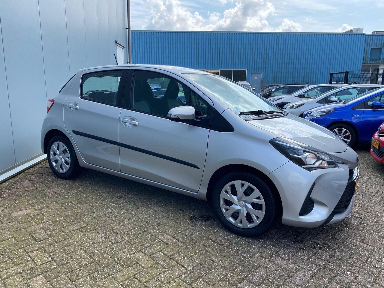 Toyota YARIS 1.5 VVT-i Active | 2e Eigenaar | Nieuw geleverd | Dealer onderhouden | Cruise control | Achteruitrij camera | Buitenspiegels verstel- en verwarmbaar | Bluetooth telefoonvoorbereiding |