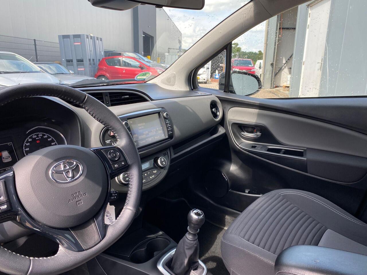 Toyota YARIS 1.5 VVT-i Active | 2e Eigenaar | Nieuw geleverd | Dealer onderhouden | Cruise control | Achteruitrij camera | Buitenspiegels verstel- en verwarmbaar | Bluetooth telefoonvoorbereiding |