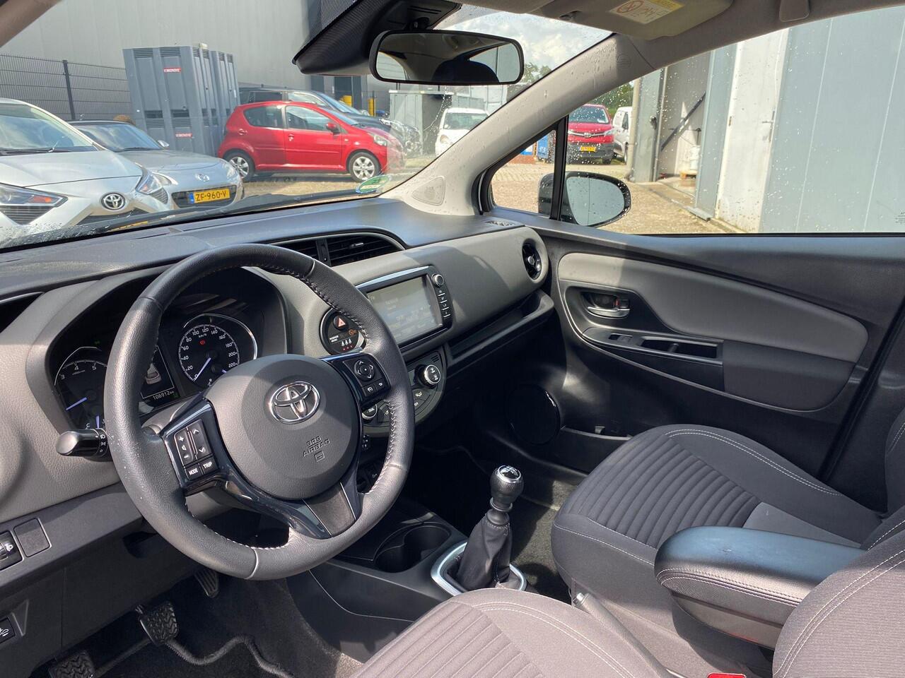 Toyota YARIS 1.5 VVT-i Active | 2e Eigenaar | Nieuw geleverd | Dealer onderhouden | Cruise control | Achteruitrij camera | Buitenspiegels verstel- en verwarmbaar | Bluetooth telefoonvoorbereiding |