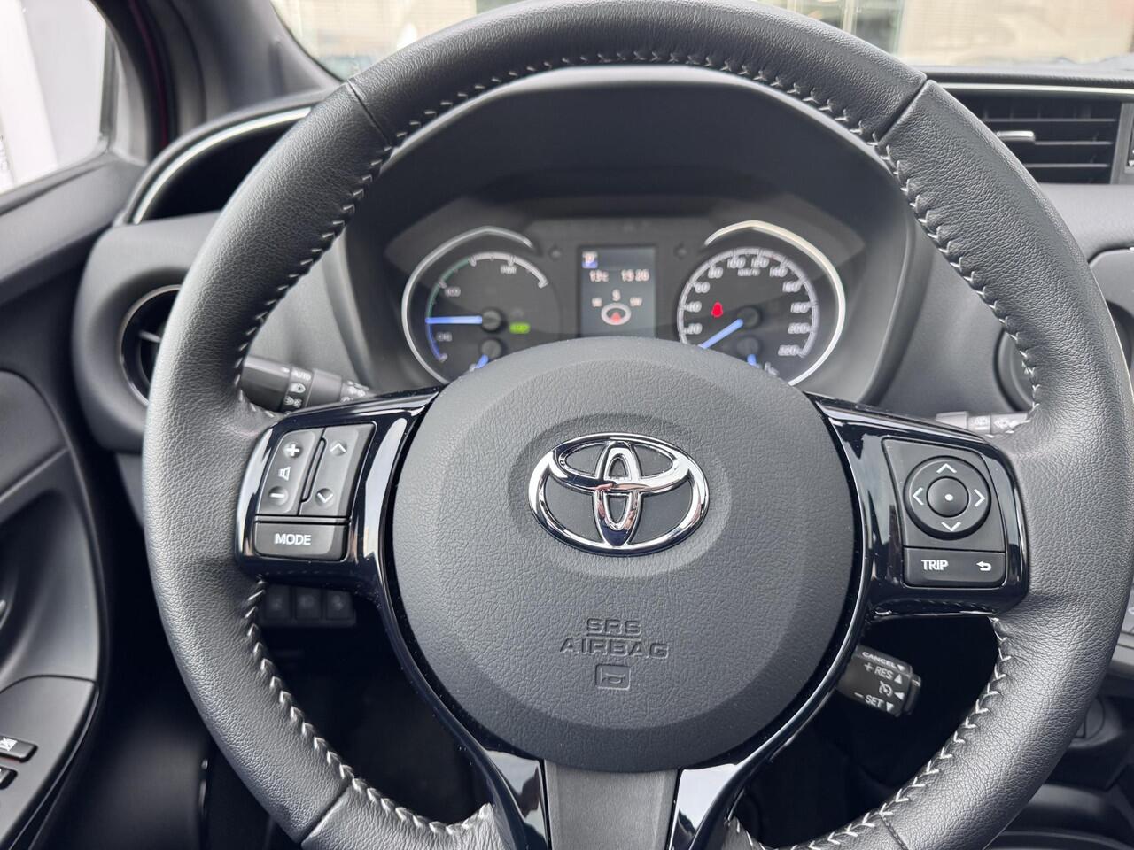 Toyota YARIS 1.5 Hybrid Bi-Tone Plus Parkeersensoren V+A | Achteruitrijcamera | Panoramisch dak | Climate control | Cruise control | 16 inch LM velgen