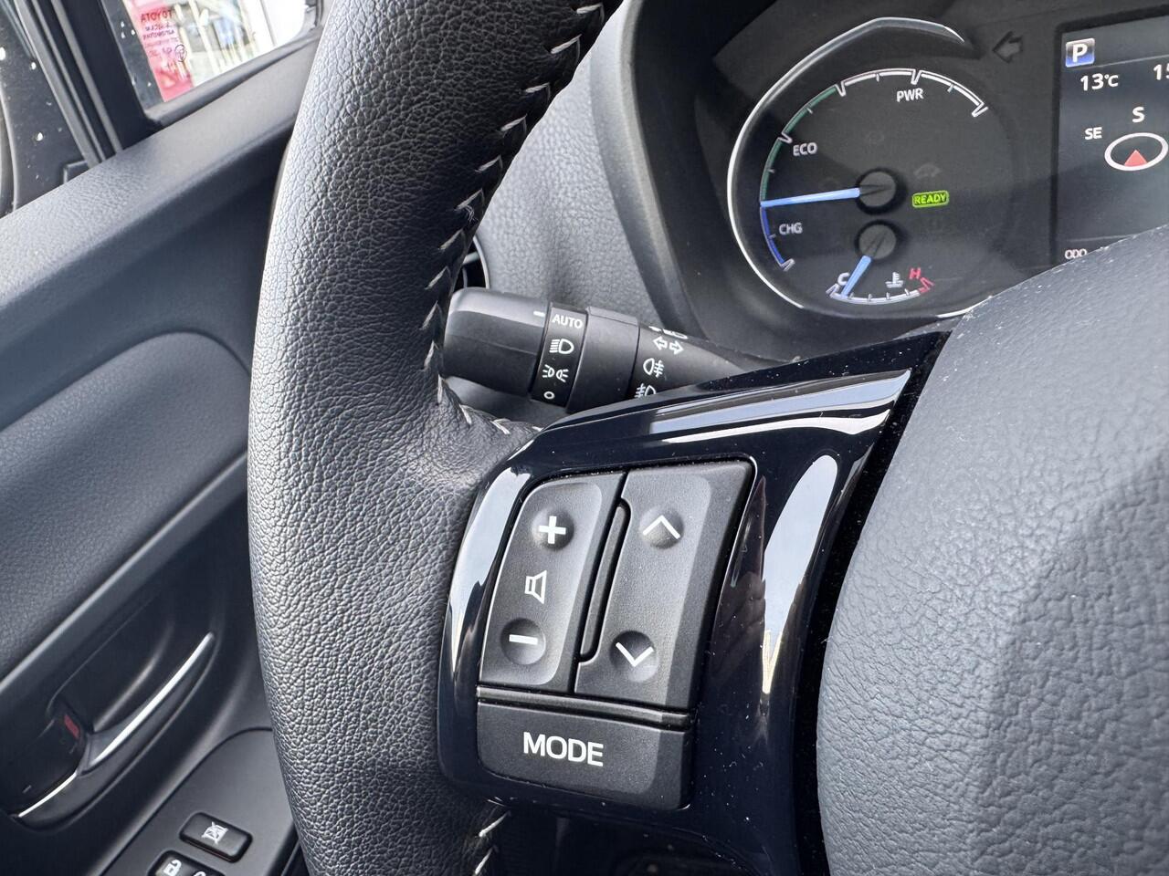 Toyota YARIS 1.5 Hybrid Bi-Tone Plus Parkeersensoren V+A | Achteruitrijcamera | Panoramisch dak | Climate control | Cruise control | 16 inch LM velgen