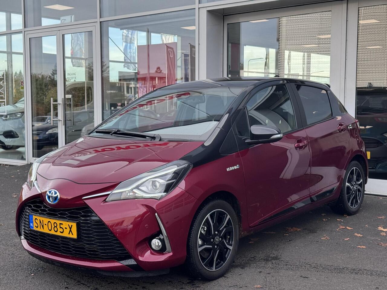 Toyota YARIS 1.5 Hybrid Bi-Tone Plus Parkeersensoren V+A | Achteruitrijcamera | Panoramisch dak | Climate control | Cruise control | 16 inch LM velgen