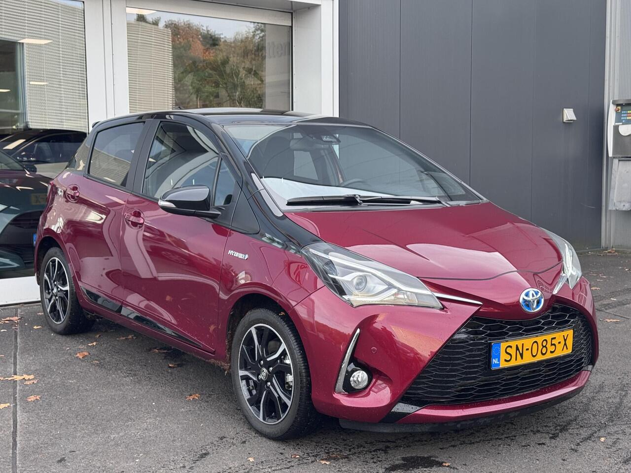 Toyota YARIS 1.5 Hybrid Bi-Tone Plus Parkeersensoren V+A | Achteruitrijcamera | Panoramisch dak | Climate control | Cruise control | 16 inch LM velgen
