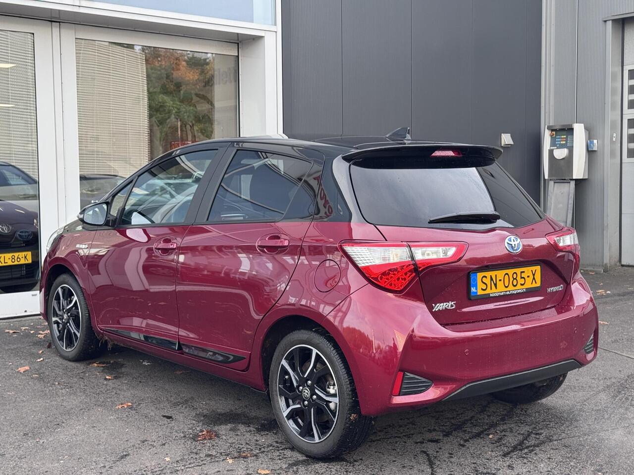 Toyota YARIS 1.5 Hybrid Bi-Tone Plus Parkeersensoren V+A | Achteruitrijcamera | Panoramisch dak | Climate control | Cruise control | 16 inch LM velgen