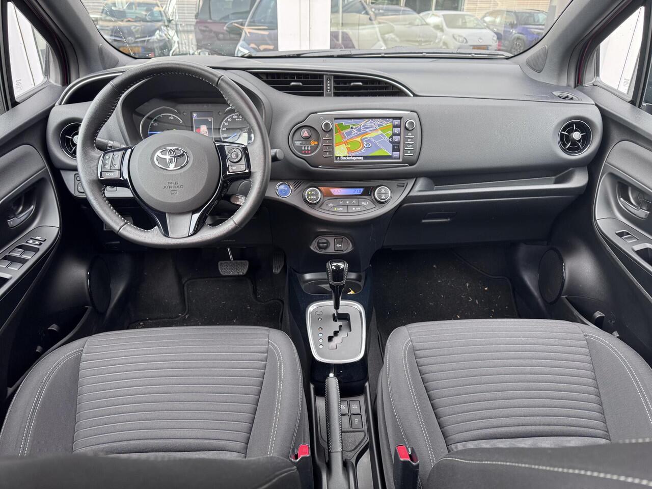 Toyota YARIS 1.5 Hybrid Bi-Tone Plus Parkeersensoren V+A | Achteruitrijcamera | Panoramisch dak | Climate control | Cruise control | 16 inch LM velgen