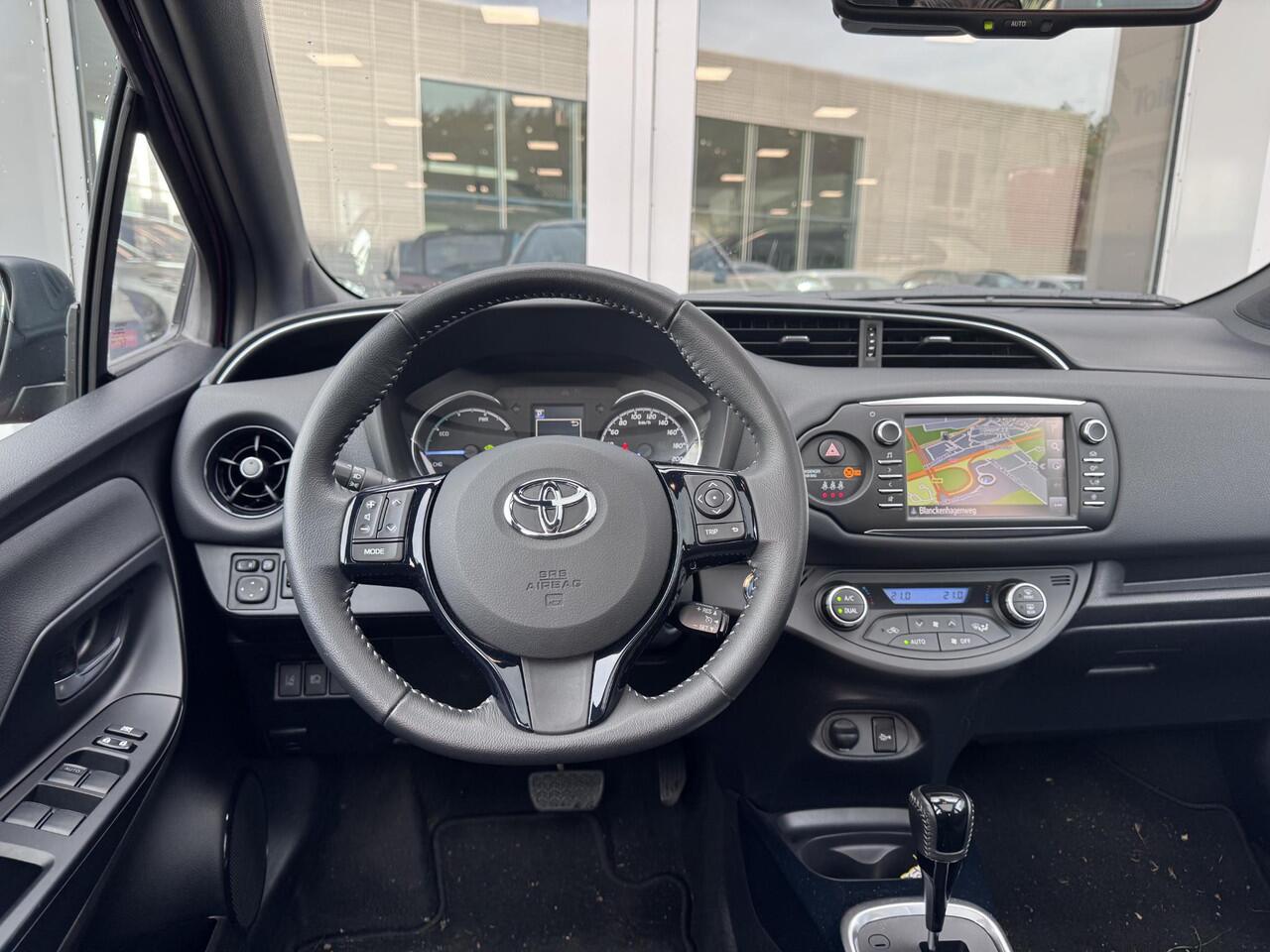 Toyota YARIS 1.5 Hybrid Bi-Tone Plus Parkeersensoren V+A | Achteruitrijcamera | Panoramisch dak | Climate control | Cruise control | 16 inch LM velgen