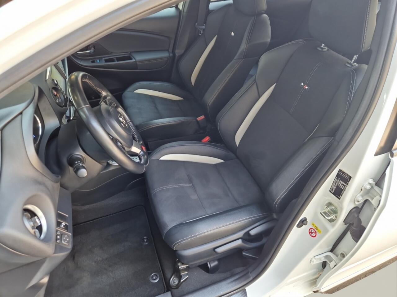 Toyota YARIS 1.5 Hybrid GR-Sport Stoelverwarming - Navi