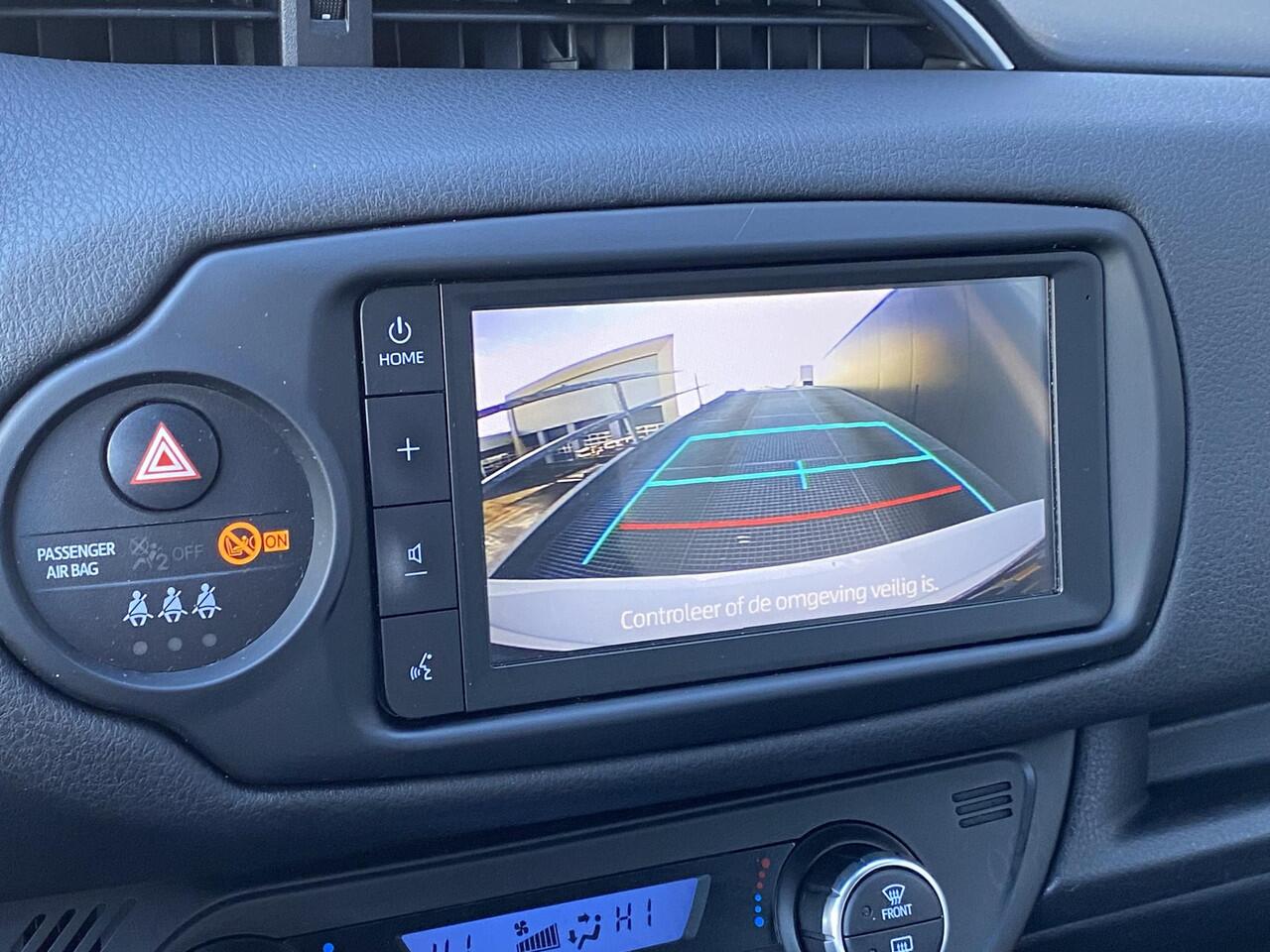 Toyota YARIS 1.5 Hybrid GR-Sport Nieuw geleverd, 1e eign. Dealeronderhouden, AppleCarPlay/AndroidAuto, Climate control, Cruise control, LM velgen, Parkeerhulpcamera, Zwart dak, Privacy glas