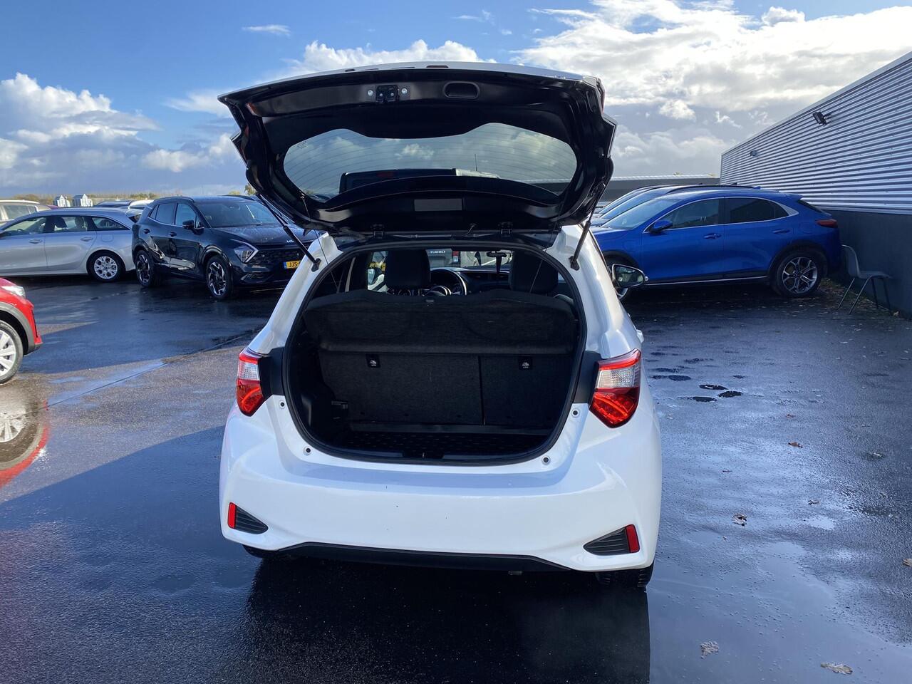 Toyota YARIS 1.5 Hybrid GR-Sport Nieuw geleverd, 1e eign. Dealeronderhouden, AppleCarPlay/AndroidAuto, Climate control, Cruise control, LM velgen, Parkeerhulpcamera, Zwart dak, Privacy glas