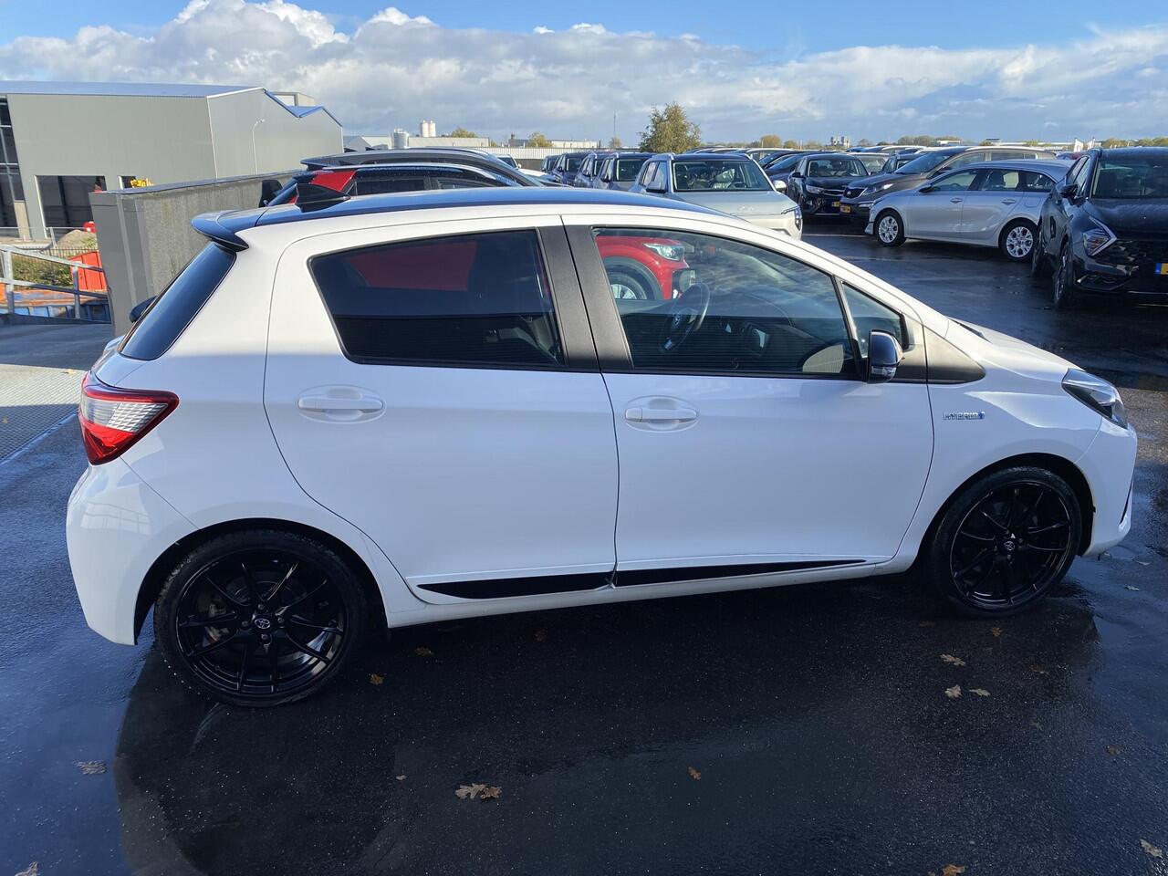 Toyota YARIS 1.5 Hybrid GR-Sport Nieuw geleverd, 1e eign. Dealeronderhouden, AppleCarPlay/AndroidAuto, Climate control, Cruise control, LM velgen, Parkeerhulpcamera, Zwart dak, Privacy glas