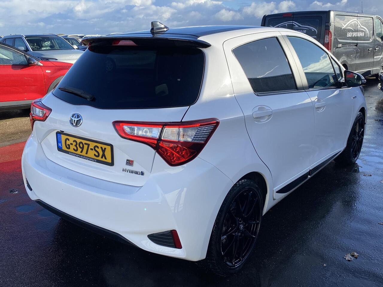 Toyota YARIS 1.5 Hybrid GR-Sport Nieuw geleverd, 1e eign. Dealeronderhouden, AppleCarPlay/AndroidAuto, Climate control, Cruise control, LM velgen, Parkeerhulpcamera, Zwart dak, Privacy glas