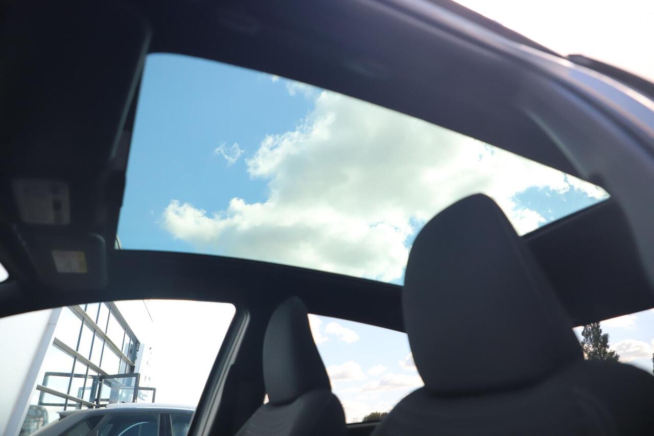 Toyota YARIS 1.5 Hybrid Bi-Tone Plus 101PK Automaat Panoramadak Navigatie Camera Clima Cruise Keyless Entry 16 inch LMV