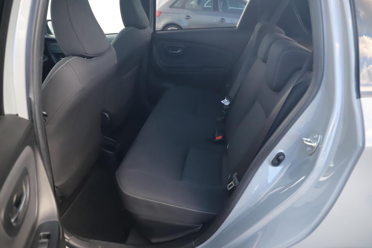 Toyota YARIS 1.5 Hybrid Bi-Tone Plus 101PK Automaat Panoramadak Navigatie Camera Clima Cruise Keyless Entry 16 inch LMV