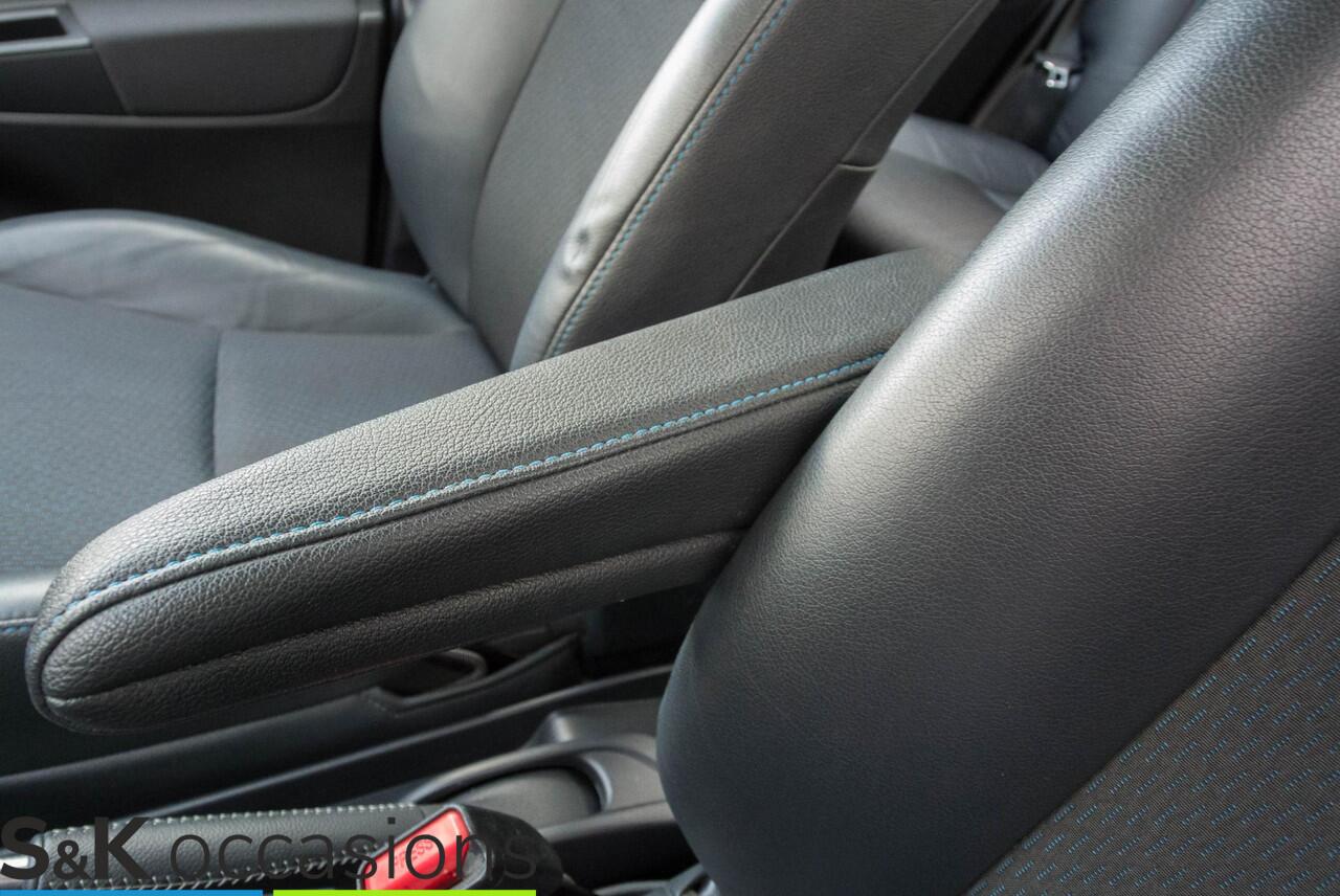 Toyota YARIS 1.5 Hybrid Black edition NAVI PDC Cruise
