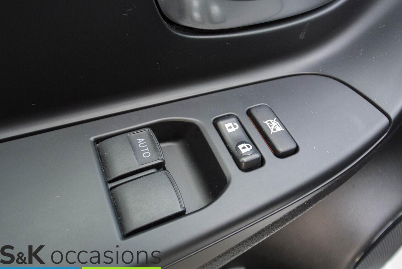 Toyota YARIS 1.5 Hybrid Black edition NAVI PDC Cruise