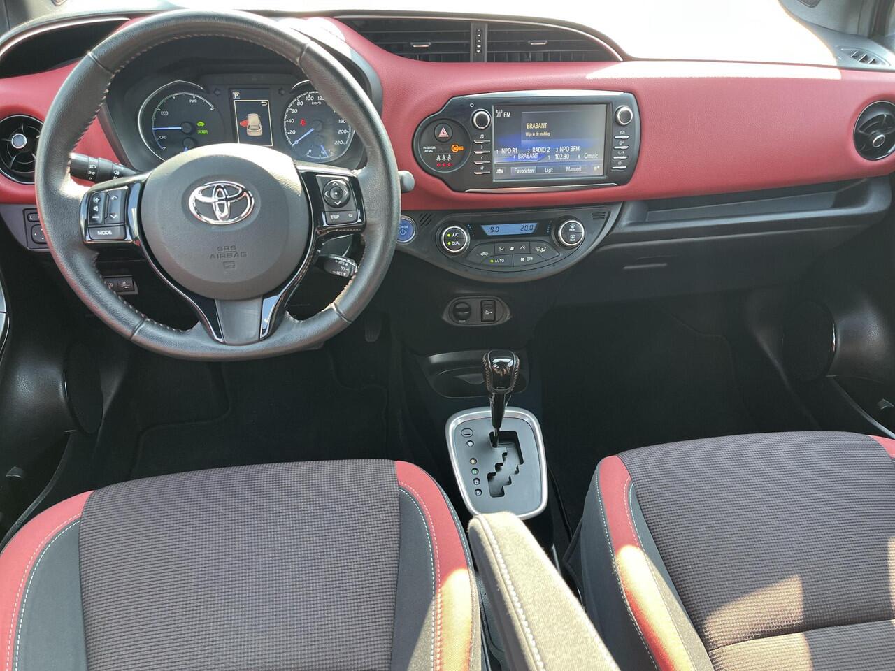 Toyota YARIS 1.5 Hybrid Bi-Tone | Stoelverwarming | Keyless Entry | Licht metalen velgen | Climate control |