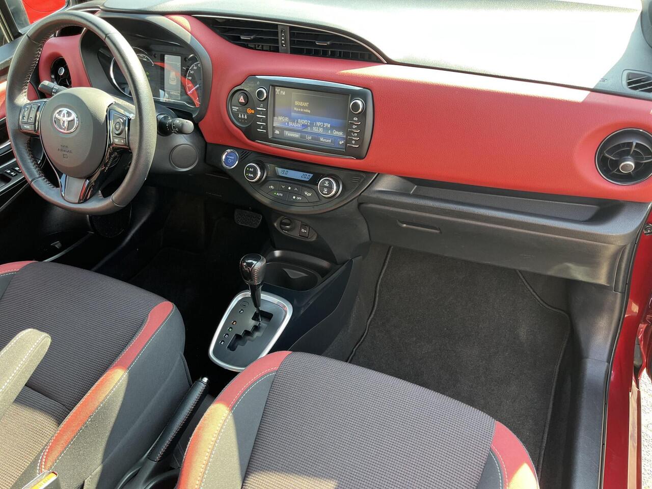 Toyota YARIS 1.5 Hybrid Bi-Tone | Stoelverwarming | Keyless Entry | Licht metalen velgen | Climate control |