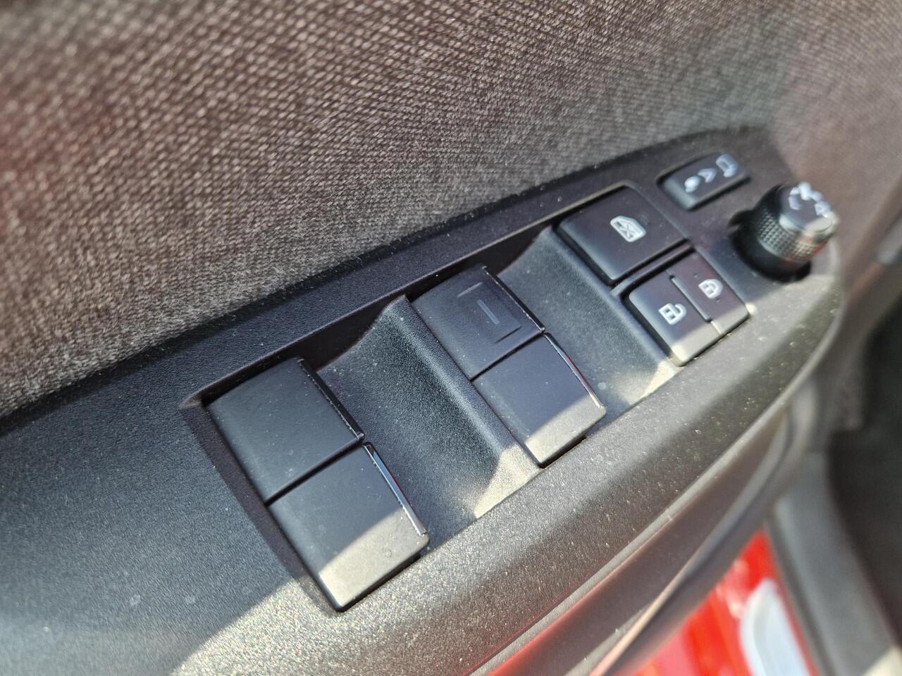 Toyota YARIS 1.5 Hybrid Launch Edition Trekhaak navigatie camera cruise