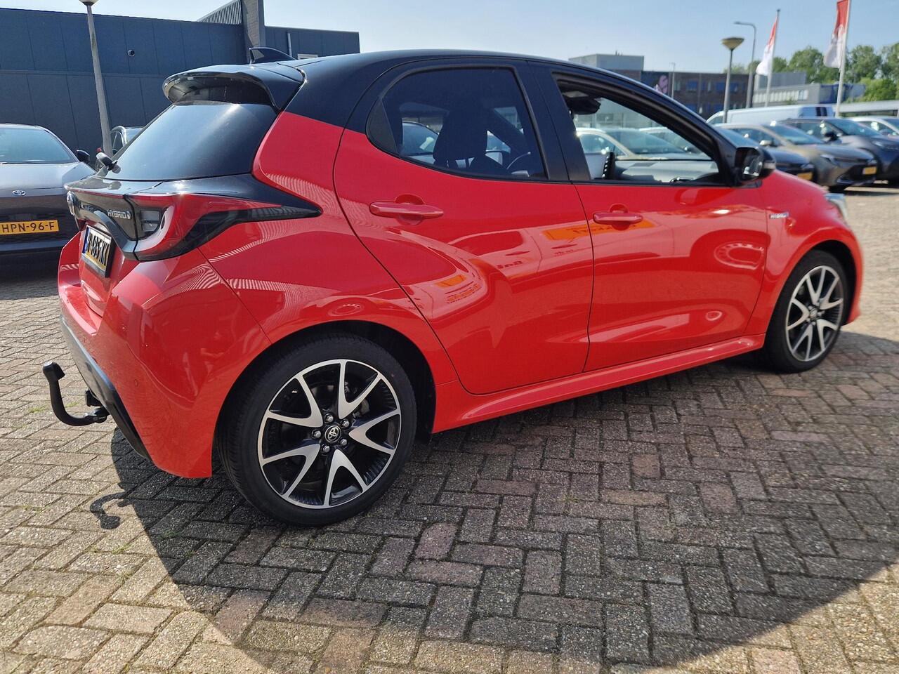 Toyota YARIS 1.5 Hybrid Launch Edition Trekhaak navigatie camera cruise