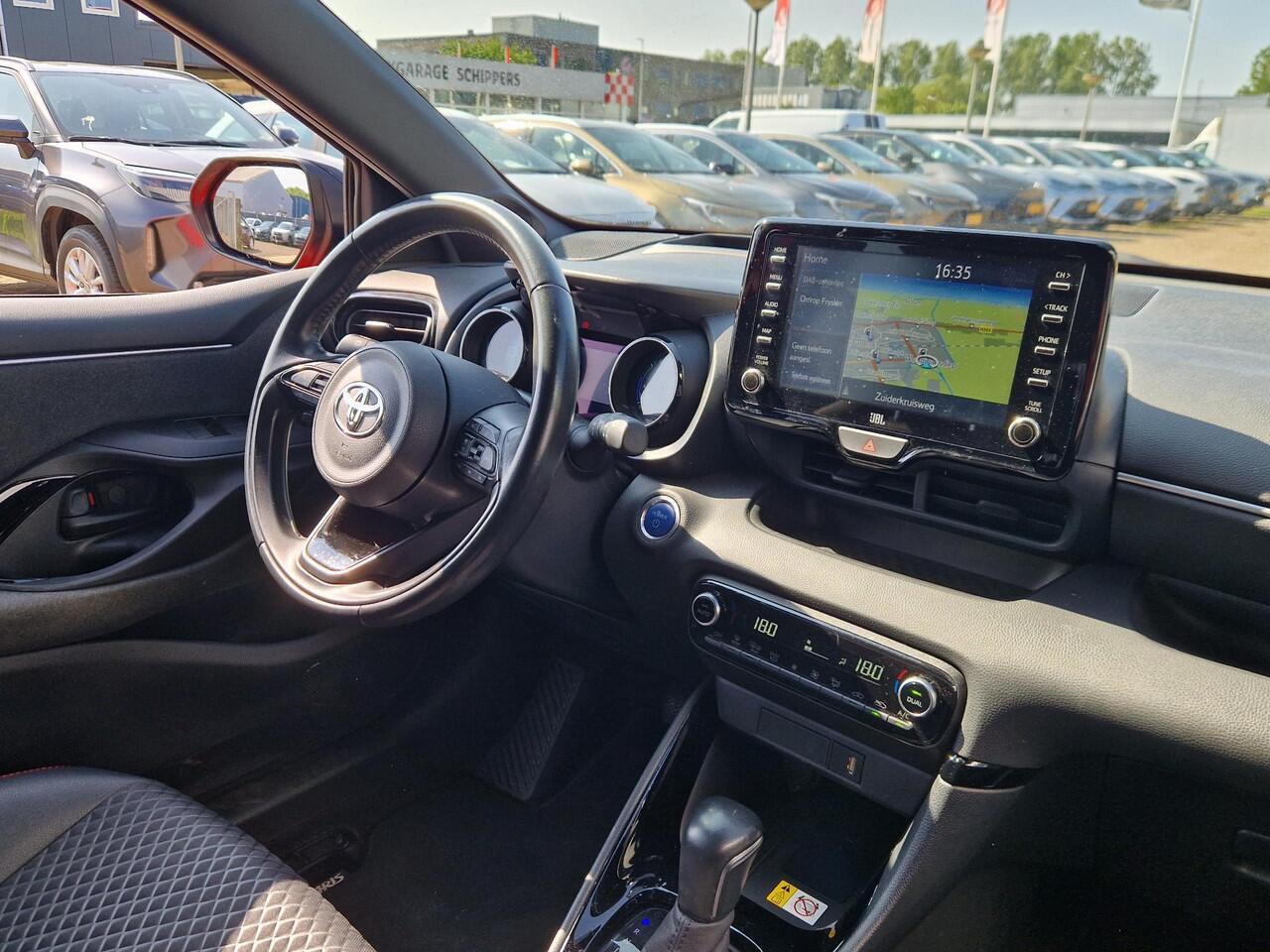 Toyota YARIS 1.5 Hybrid Launch Edition Trekhaak navigatie camera cruise