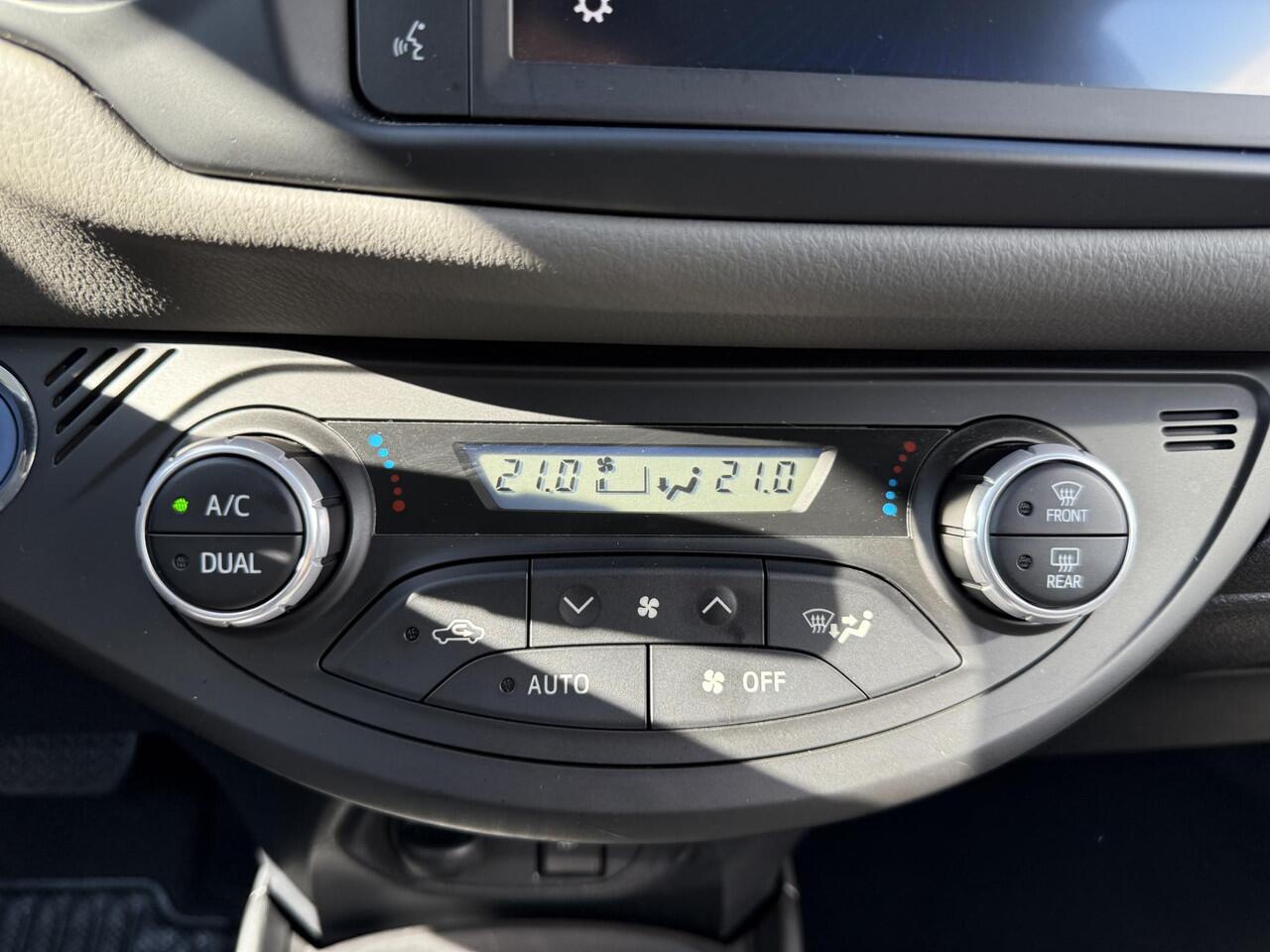 Toyota YARIS 1.5 Hybrid CRUISE NAVI P-CAM ALL SEASON