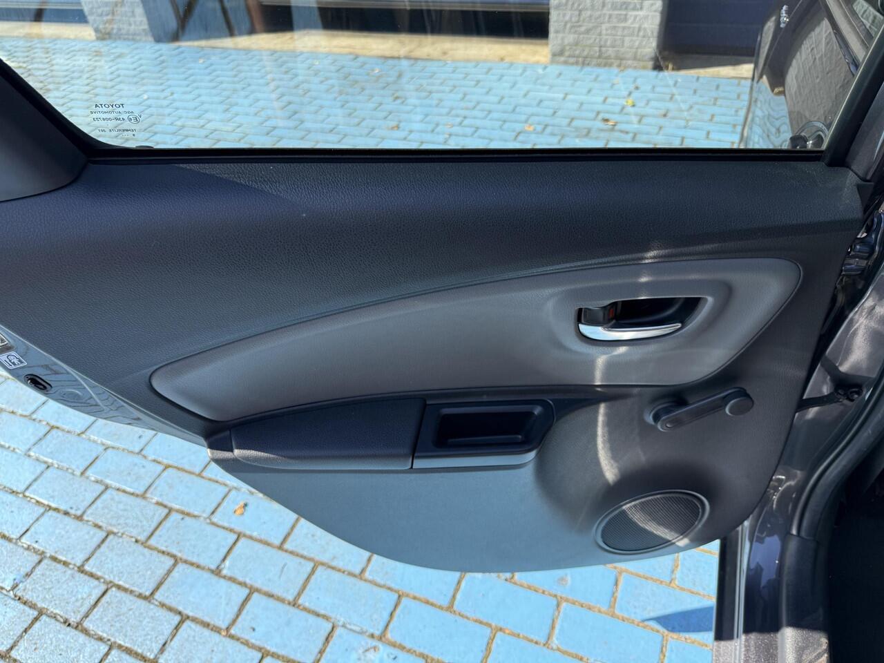 Toyota YARIS 1.5 Hybrid CRUISE NAVI P-CAM ALL SEASON