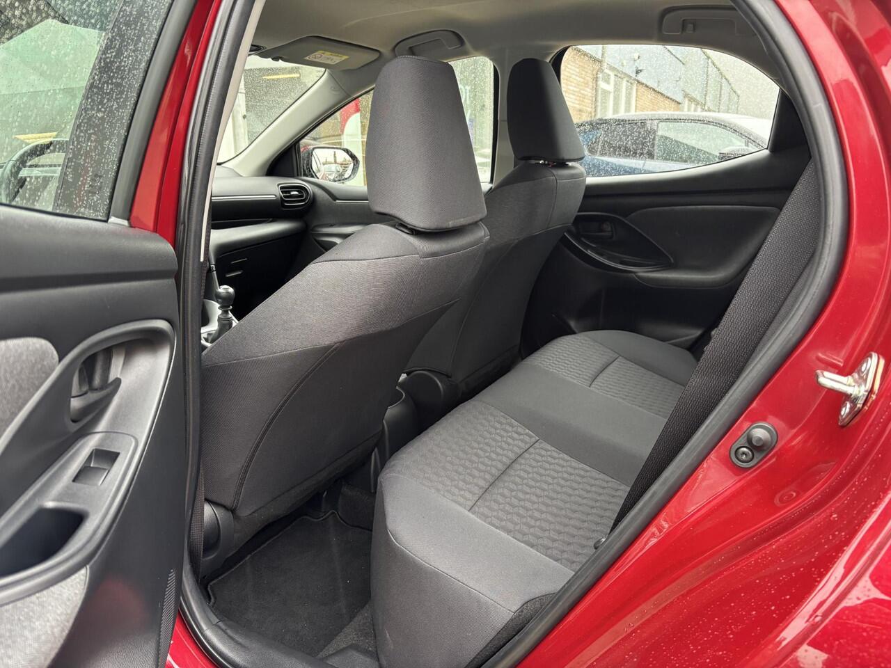 Toyota YARIS 1.5 VVT-i First Edition | Apple Carplay/Android auto | Trekhaak afneembaar | Navigatie |100% onderhouden |