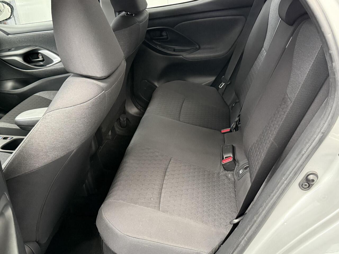 Toyota YARIS 1.5 Hybrid Dynamic 1e eigenaar, NL auto, slechts 30465 KM, Dealeronderhouden, Navi, Keyless, Lichtmetalen velgen etc.