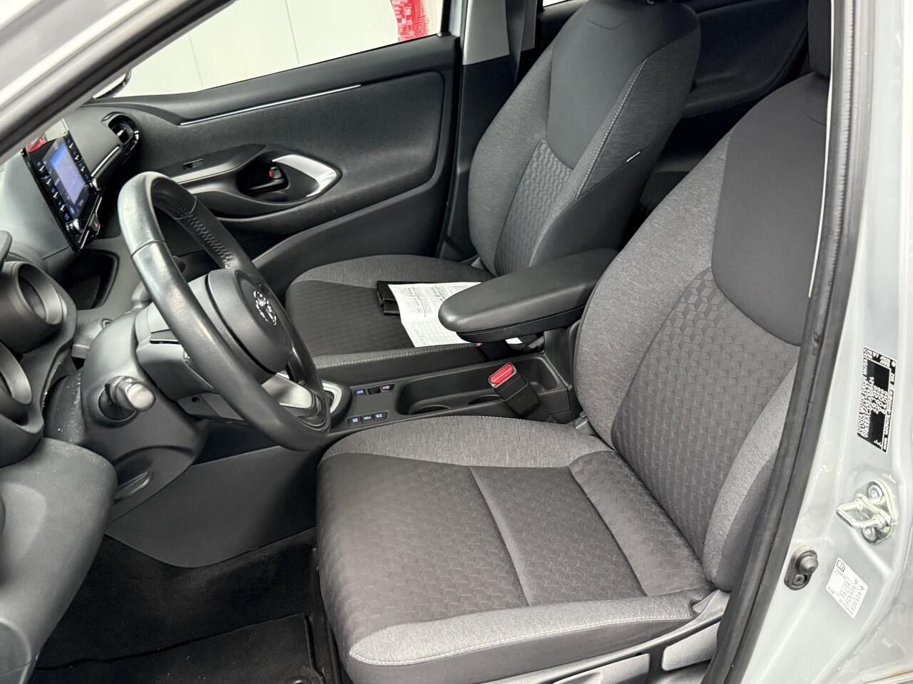 Toyota YARIS 1.5 Hybrid Dynamic 1e eigenaar, NL auto, slechts 30465 KM, Dealeronderhouden, Navi, Keyless, Lichtmetalen velgen etc.