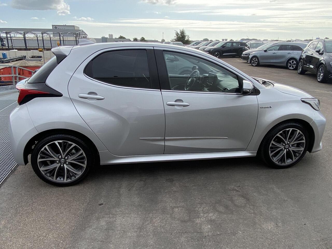 Toyota YARIS 1.5 Hybrid Launch Edition Lederen bekleding, Dodehoekdetectie, HUD, navigatie Apple Carplay/Android Auto, achteruitrij camera, keyless, stoelverwarming, cruise control adaptief