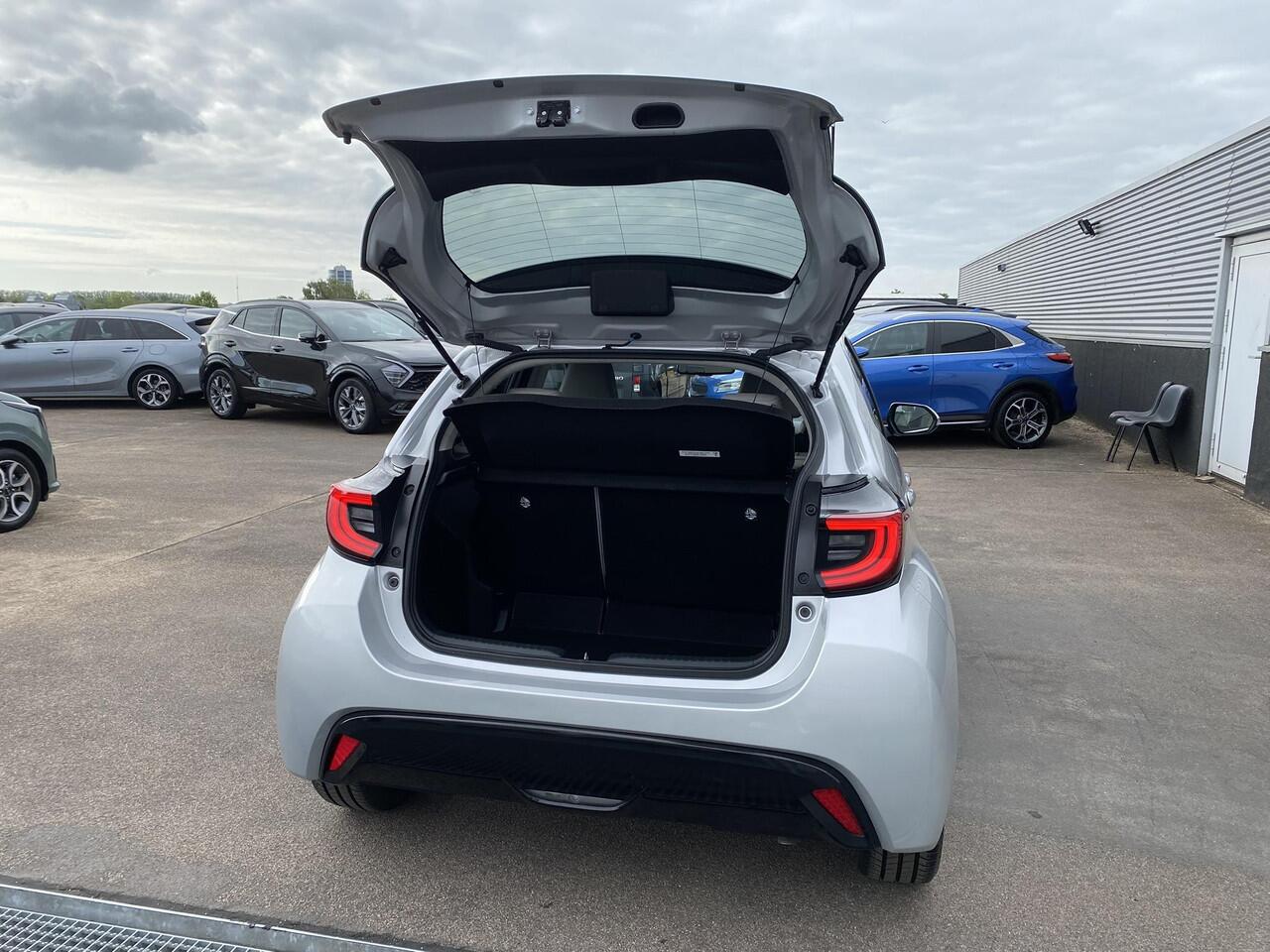 Toyota YARIS 1.5 Hybrid Launch Edition Lederen bekleding, Dodehoekdetectie, HUD, navigatie Apple Carplay/Android Auto, achteruitrij camera, keyless, stoelverwarming, cruise control adaptief