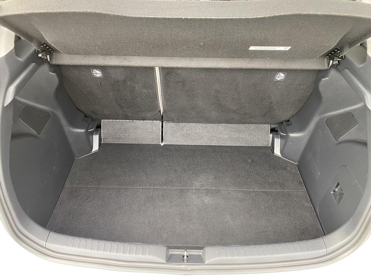 Toyota YARIS 1.5 Hybrid Launch Edition Lederen bekleding, Dodehoekdetectie, HUD, navigatie Apple Carplay/Android Auto, achteruitrij camera, keyless, stoelverwarming, cruise control adaptief