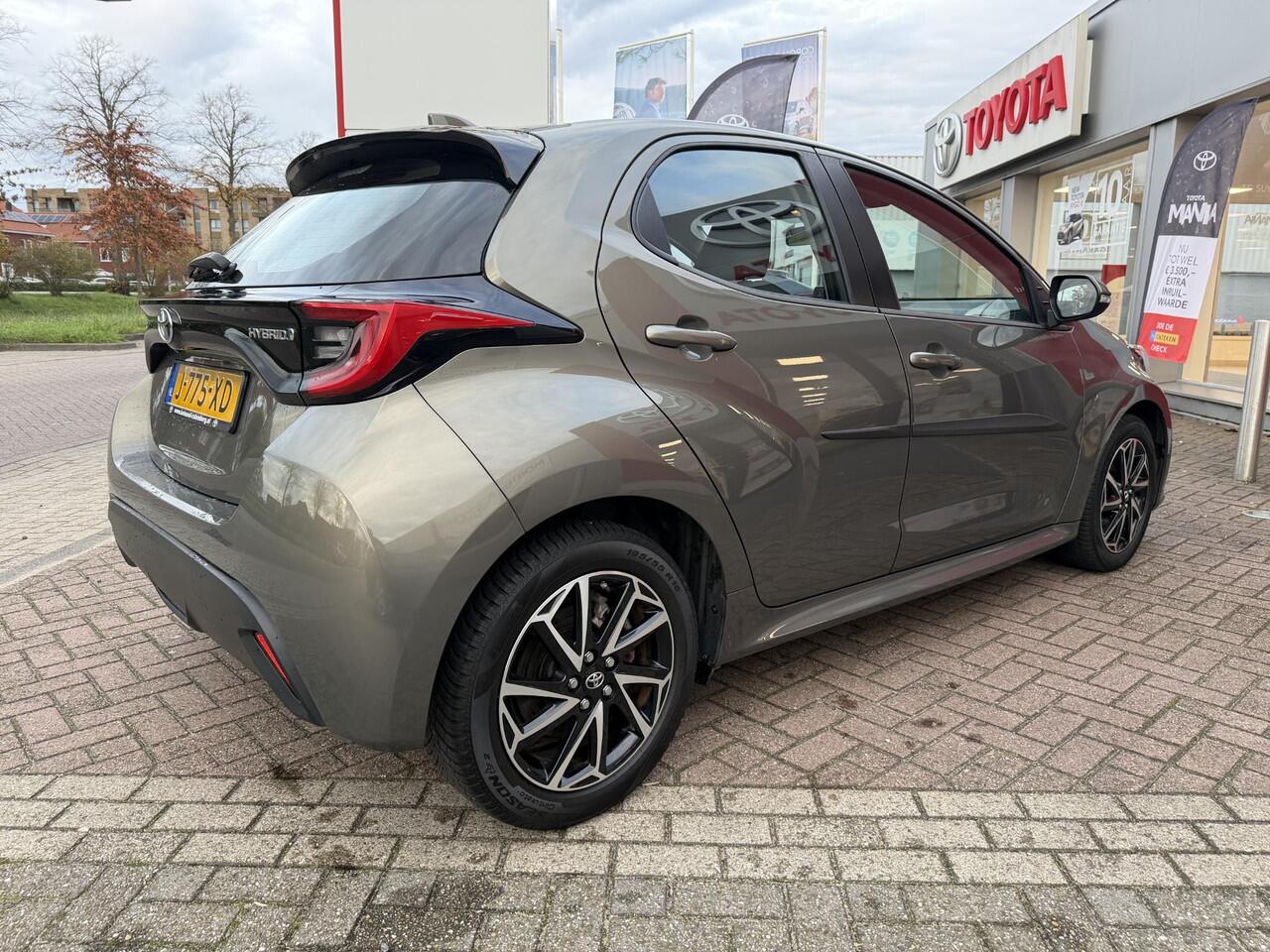 Toyota YARIS 1.5 Hybrid Dynamic Eerste eigenaar | Dealer onderhouden | Nederlandse auto