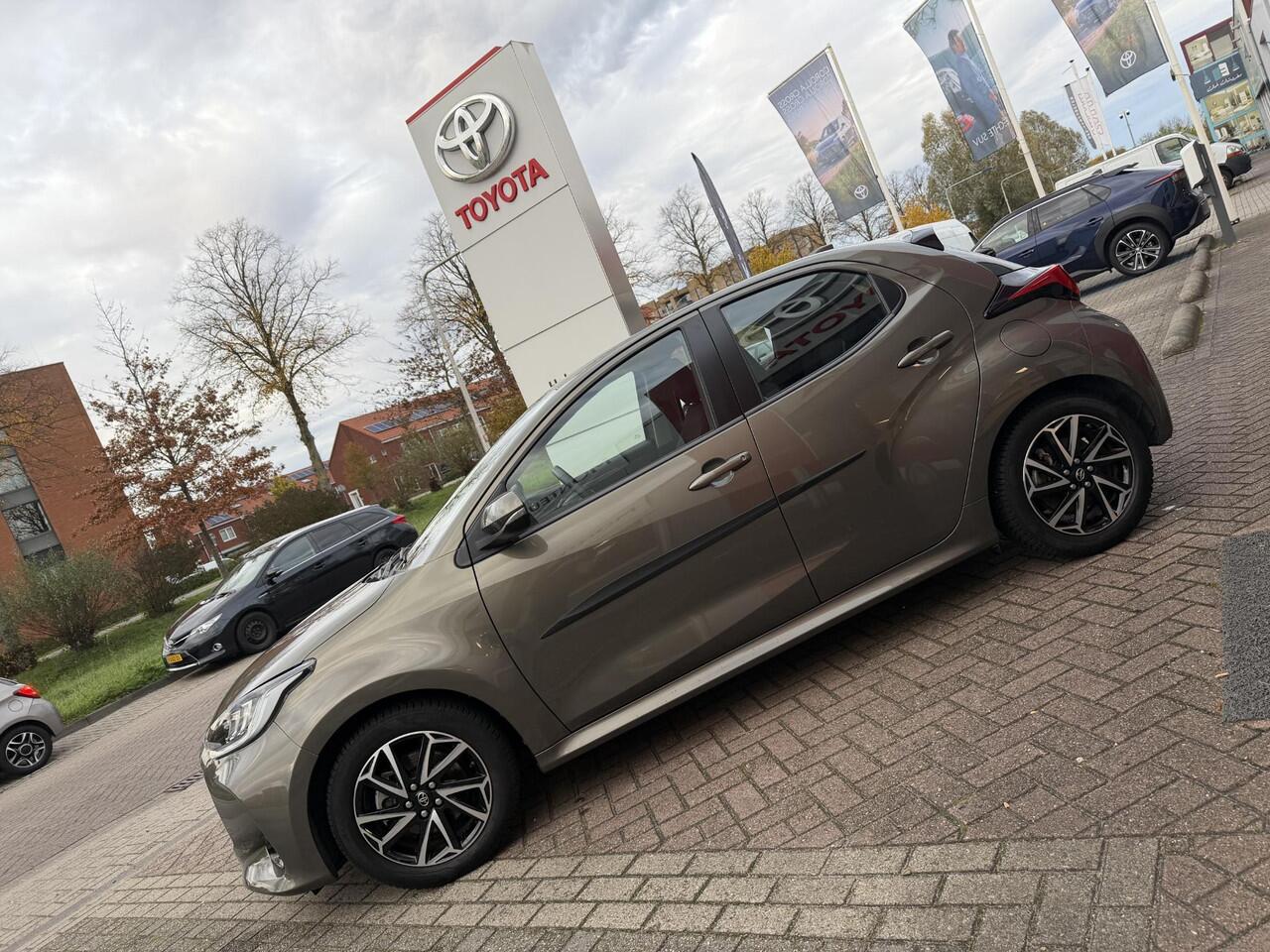 Toyota YARIS 1.5 Hybrid Dynamic Eerste eigenaar | Dealer onderhouden | Nederlandse auto