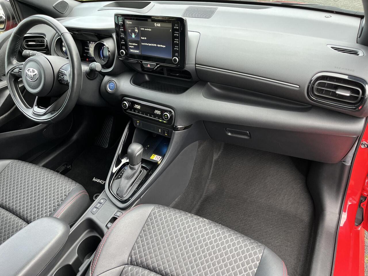 Toyota YARIS 1.5 Hybrid Executive | Head up display | Stoel- + stuurverwarming | 17 inch LM-velgen | Half lederen bekleding |
