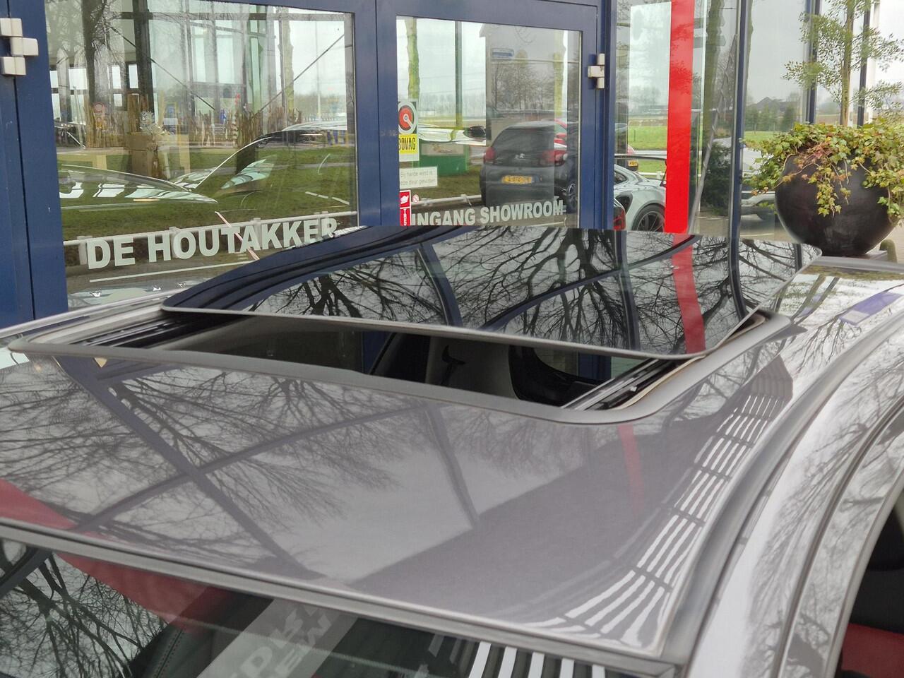 Toyota YARIS 1.5 Hybrid | Navigatie | Lederen bekleding | Schuif/kanteldak | Climate Control | Licht metalen velgen