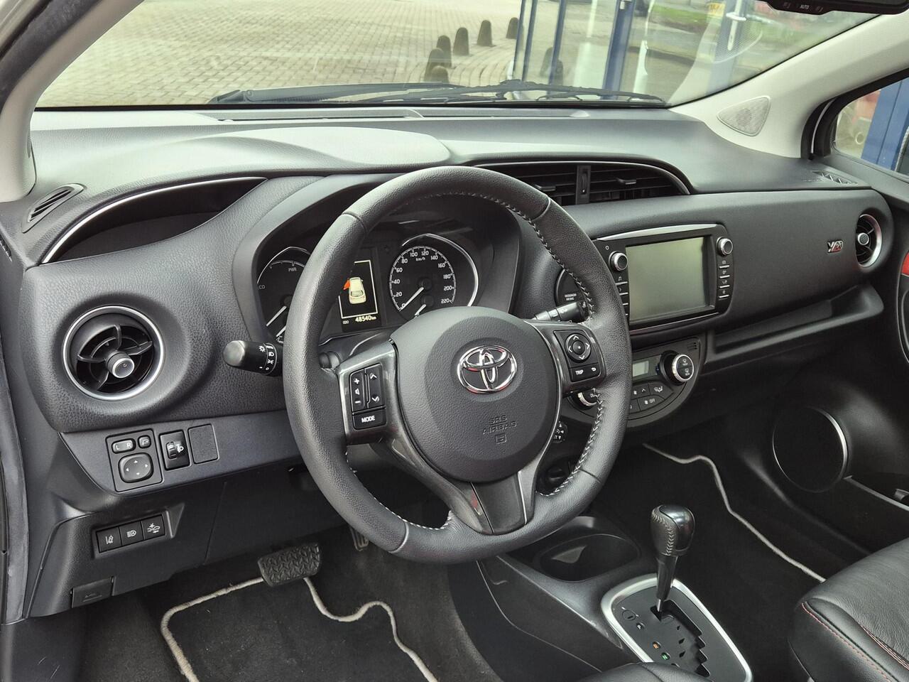 Toyota YARIS 1.5 Hybrid | Navigatie | Lederen bekleding | Schuif/kanteldak | Climate Control | Licht metalen velgen