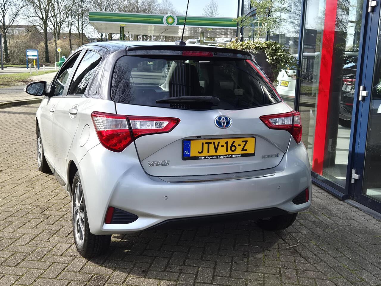 Toyota YARIS 1.5 Hybrid | Navigatie | Lederen bekleding | Schuif/kanteldak | Climate Control | Licht metalen velgen