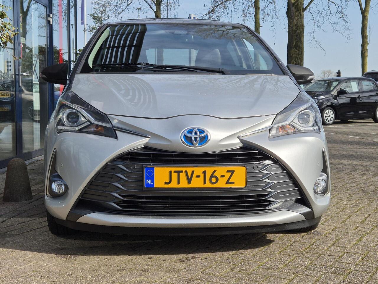 Toyota YARIS 1.5 Hybrid | Navigatie | Lederen bekleding | Schuif/kanteldak | Climate Control | Licht metalen velgen