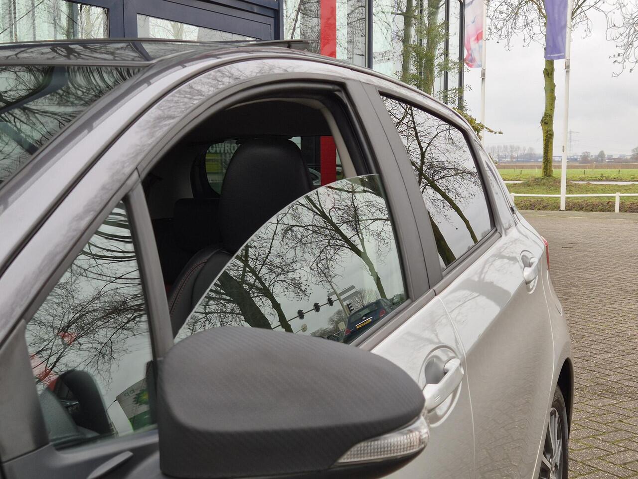 Toyota YARIS 1.5 Hybrid | Navigatie | Lederen bekleding | Schuif/kanteldak | Climate Control | Licht metalen velgen