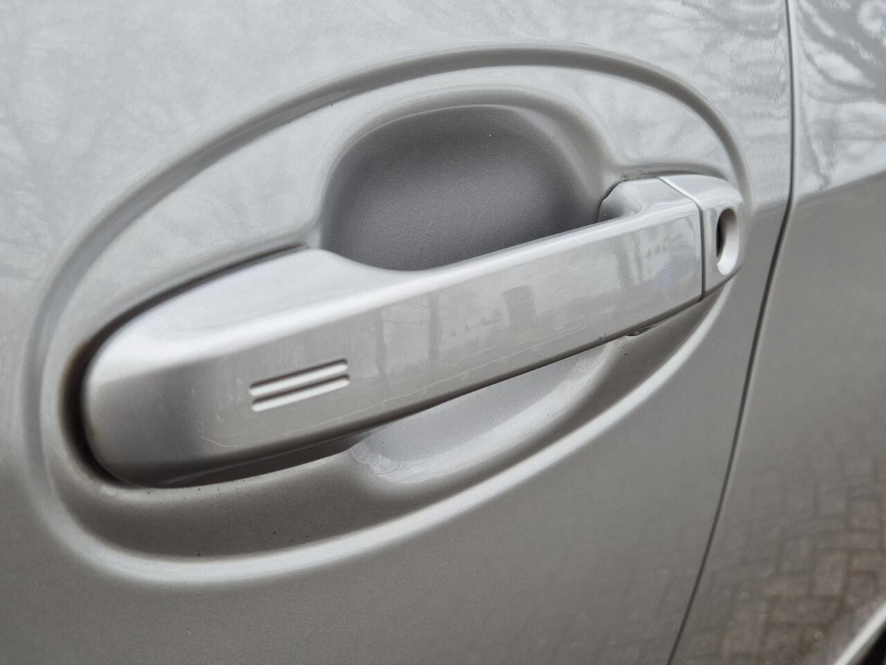 Toyota YARIS 1.5 Hybrid | Navigatie | Lederen bekleding | Schuif/kanteldak | Climate Control | Licht metalen velgen