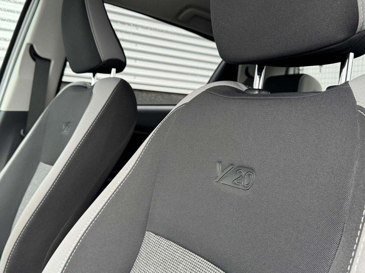 Toyota YARIS 1.5 Hybrid Y20 Apple Carplay en/of Android auto navigatie, Achteruitrijcamera, Cruise control, LMV, Smart Key, Privacy glass