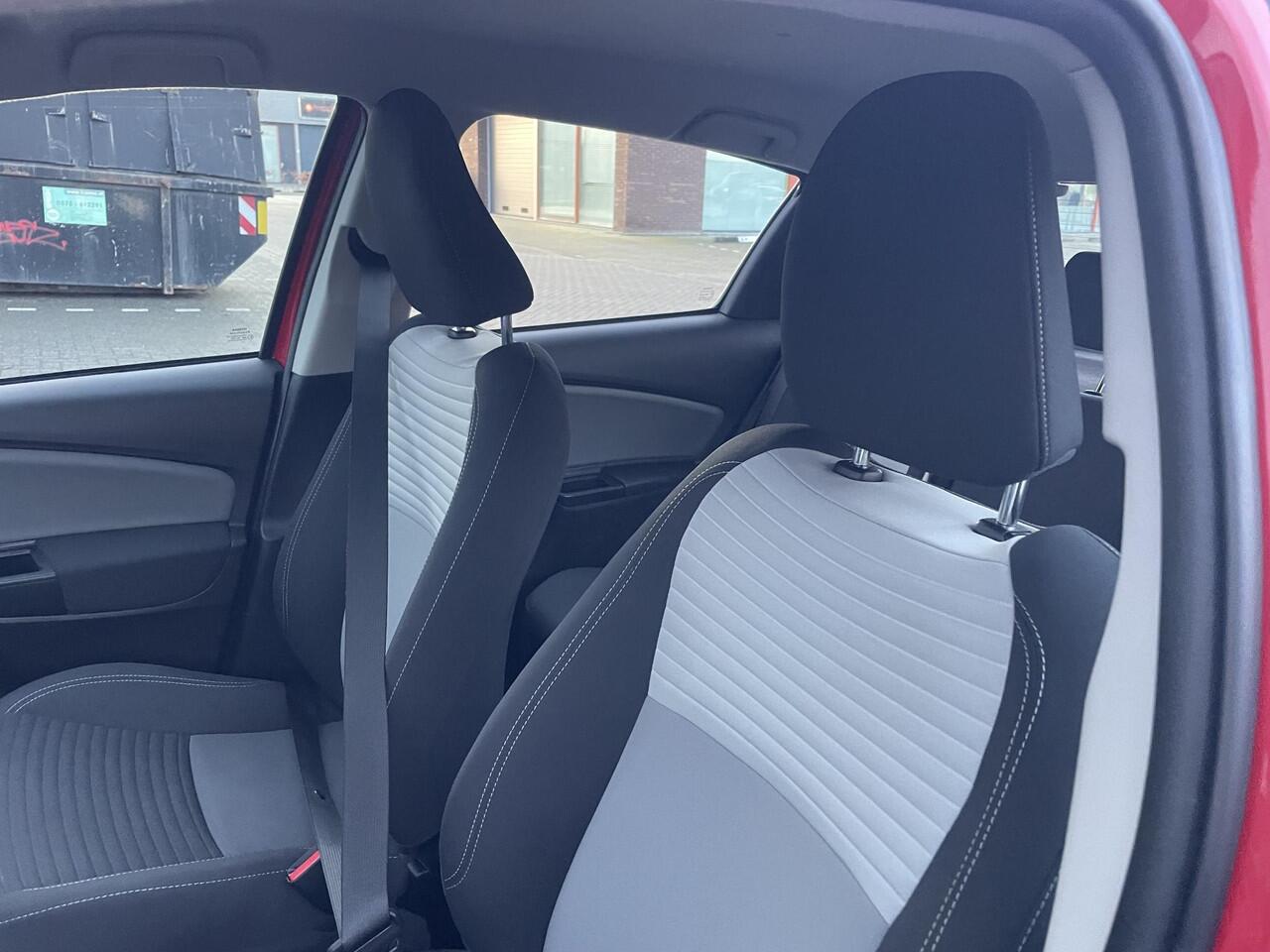 Toyota YARIS 1.0 VVT-i Connect | Apple/Android navigatie | LM velgen | Org NL en 1e Eigenaar |