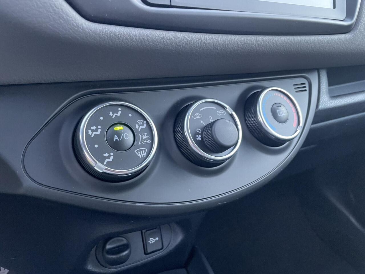 Toyota YARIS 1.0 VVT-i Connect | Apple/Android navigatie | LM velgen | Org NL en 1e Eigenaar |