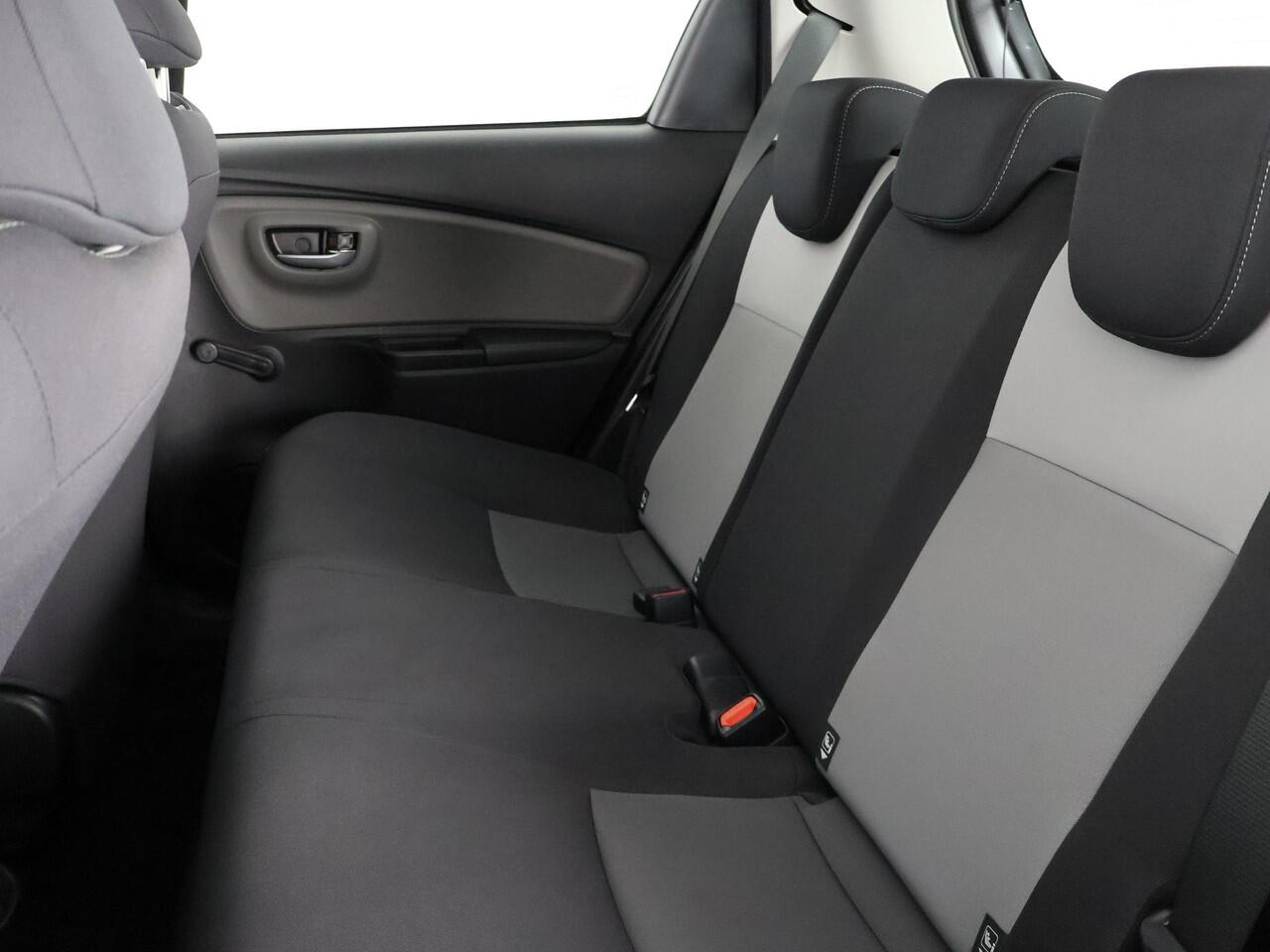 Toyota YARIS 1.5 HYBRID ACTIVE AUTOMAAT GARANTIE 8-2030! 100% ONDERHOUDEN . CAMERA . CRUISE CONTROL . ELEKTRISCHE RAMEN VOOR